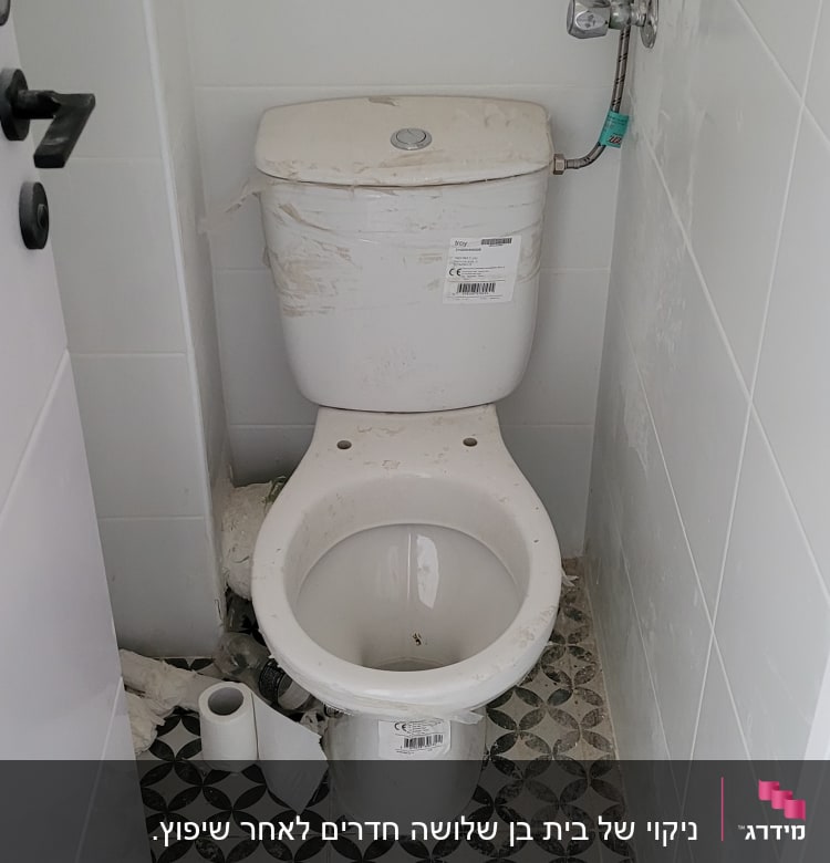 אסלה מלוכלכת עם נייר טואלט על הרצפה